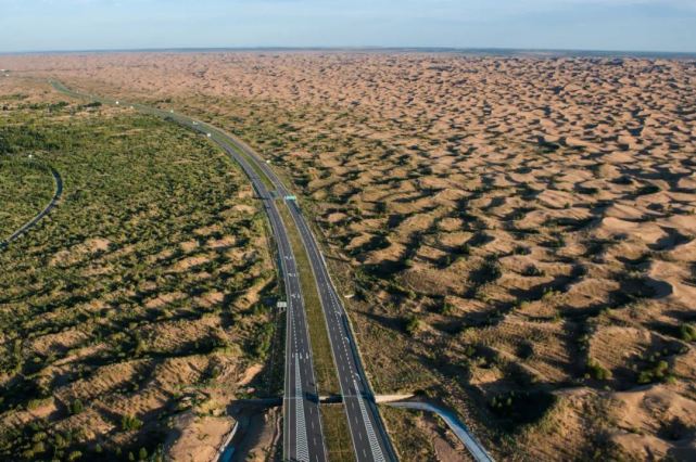 500公里荒芜人烟,穿越死亡之海?世界最长沙漠公路,中国建成了