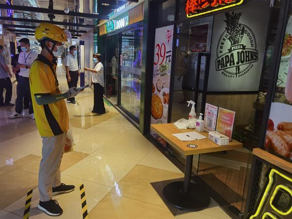郑州餐饮全面停止堂食的第一个24小时:街头只剩外卖员取餐的身影