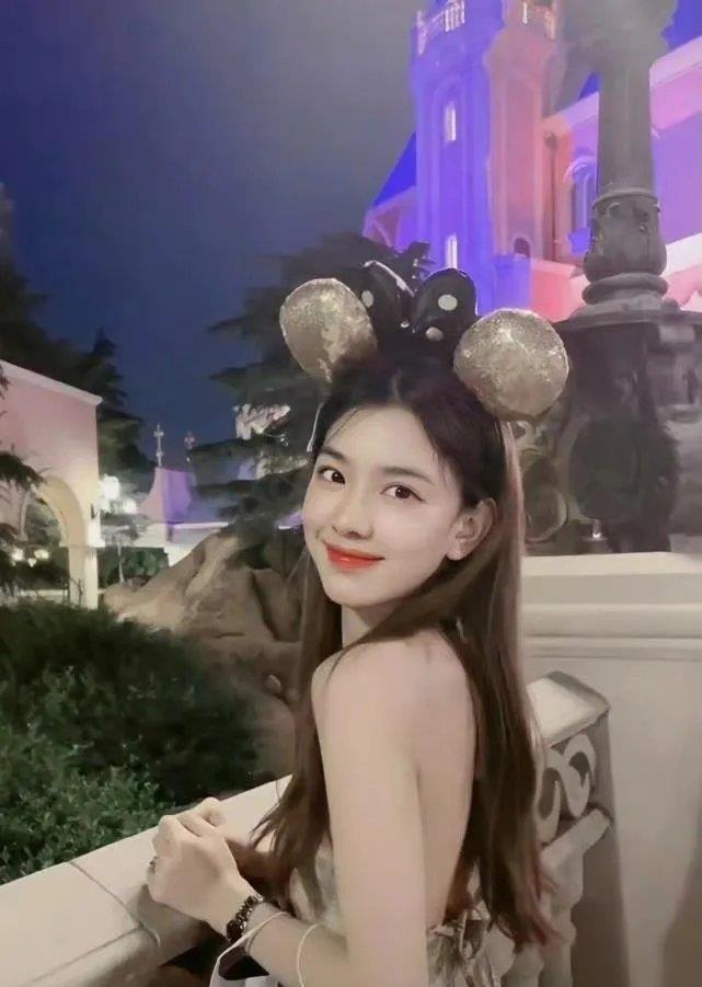 王思聪带美女参加婚礼,爱答不理不做"舔狗"?女伴素颜输孙一宁