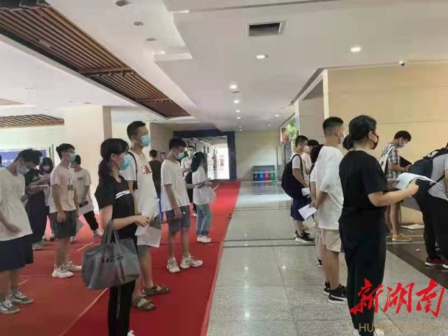 统一组织15-17周岁的适龄学生前往雅礼中学接种点接种了第一针新冠