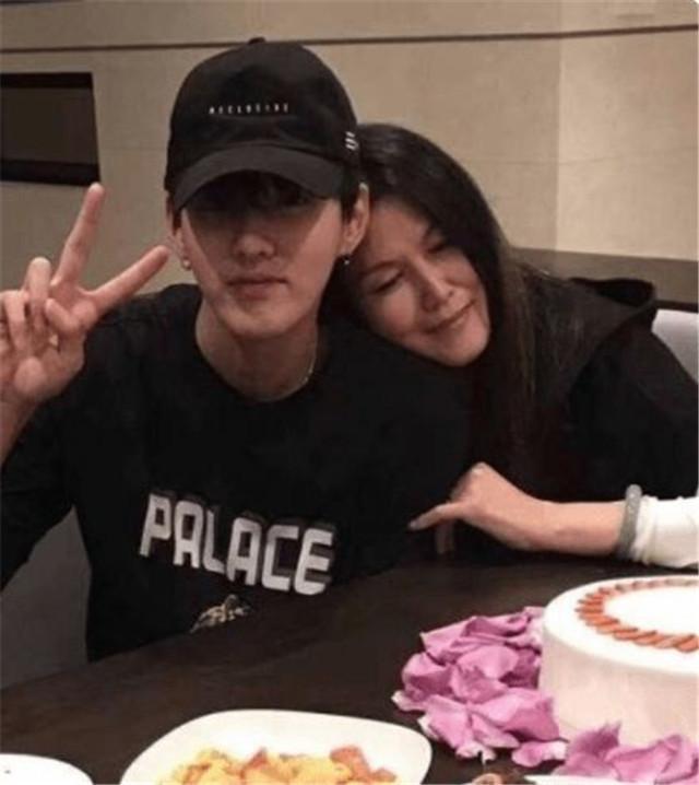 台曝光吴亦凡返回加拿大将被化学阉割,并迫戴上电子脚