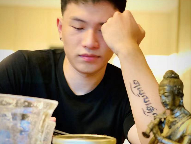 陈坤傲娇晒儿子短发照,19岁陈尊佑颜值飙升像爸爸,手臂纹身抢镜