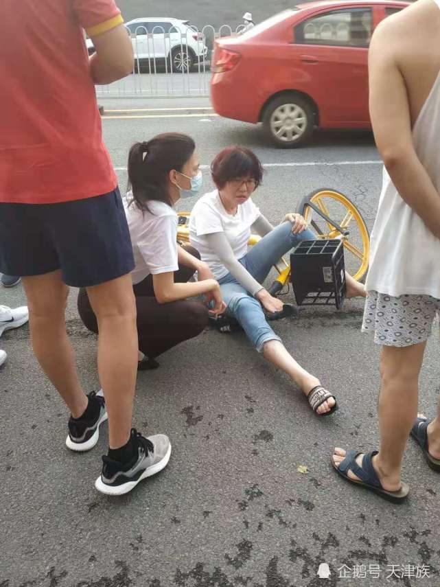据爆料者讲,骑车人的脚受伤,意识还算清醒,应该是没什么大碍,但是摔着