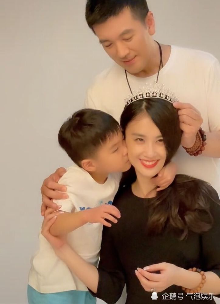 黄圣依杨子夫妇再被网友批偏心,拍全家福没有大儿子安迪_腾讯新闻