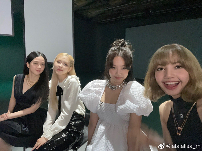 lisa晒blackpink合照庆出道五周年