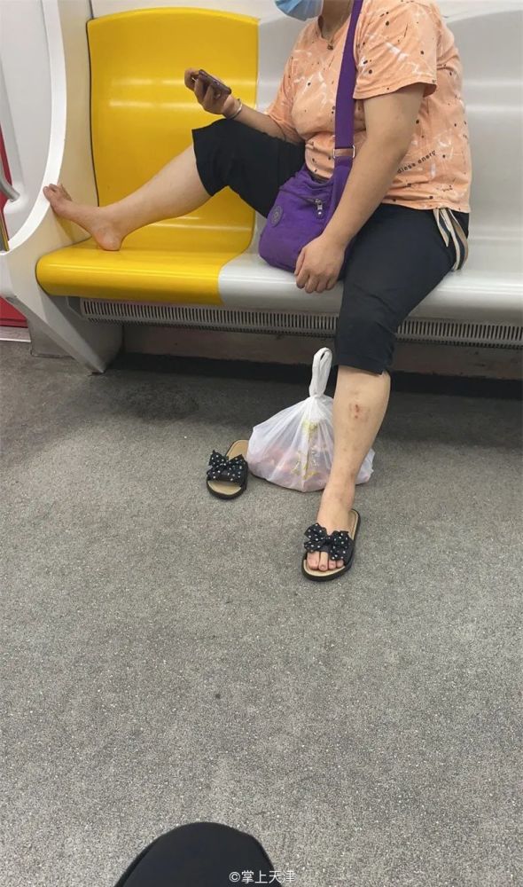 太恶心了!居然有人在天津地铁上剪脚…指…甲