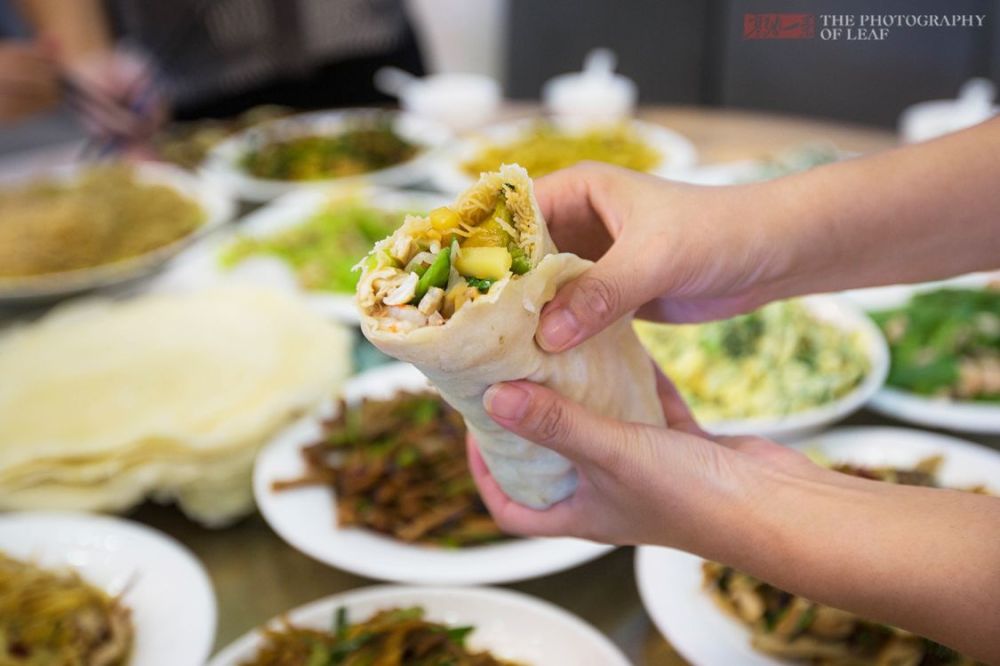 宁波人用一天时间做了14道菜,就为卷一个饼,有鱼有肉你吃过吗?