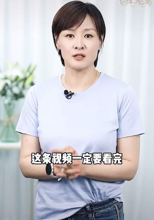 央视主持人李小萌近照认不出!素颜出镜老态明显,回怼网友太霸气