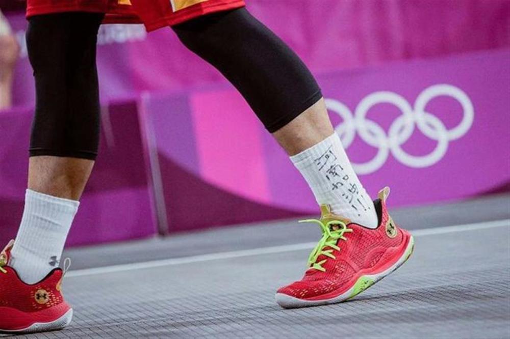 中国男篮队员别样的袜子,"希望通过这场胜利为河南加油"