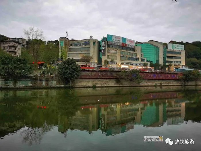 漫步雨后的滨江路,清新素雅的半城青山半城楼,在天空和倒影的勾勒下