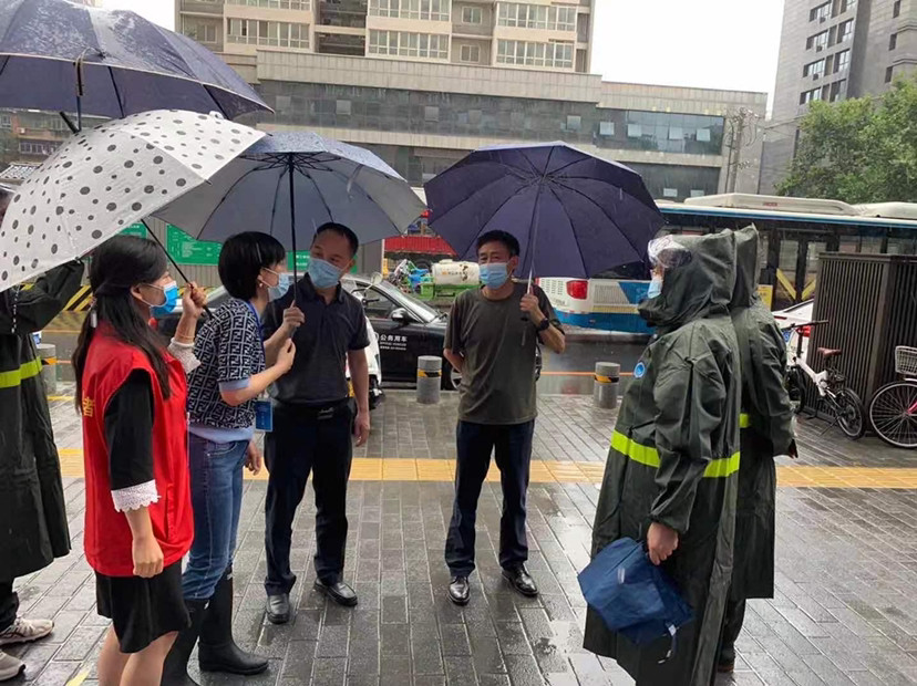 (东关南街街道党工委书记王峰,街道办事处主任王江督导检查东关社区