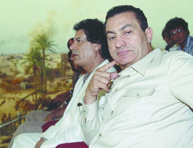 卡扎菲五子穆塔西姆临死前,边喝水边抽烟,表情淡定与