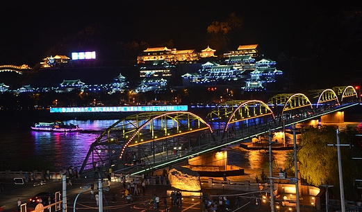 兰州的夜景,美的让人心碎~ 夜幕下的白塔山,与城市相对, 遥望着这座