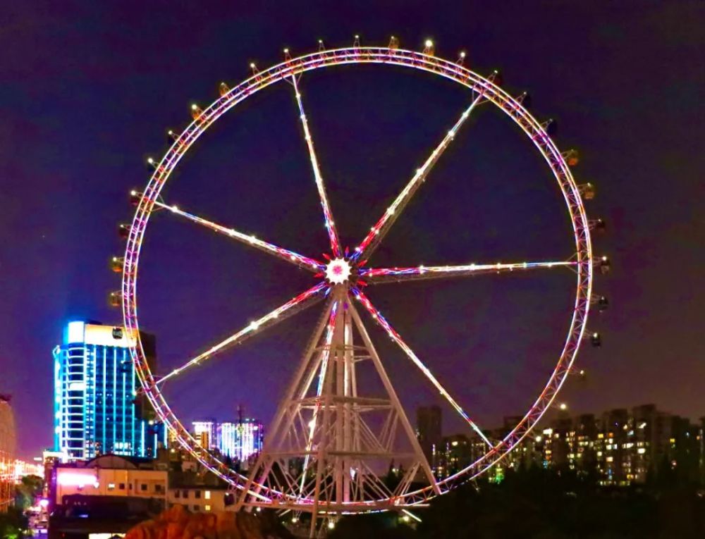 摩天轮夜景灯光秀:上海西南地标