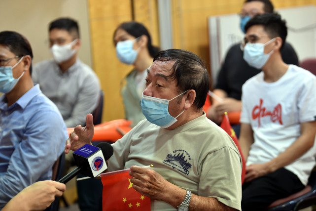 新华社记者 卢炳辉 摄尹广霖(前右)在香港接受新华社记者采访