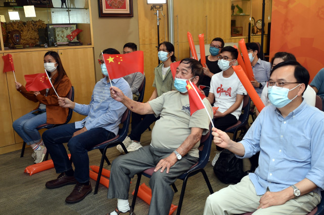 尹广霖(前排右二)在香港观看东京奥运会男子乒乓球半决赛直播(8月4日