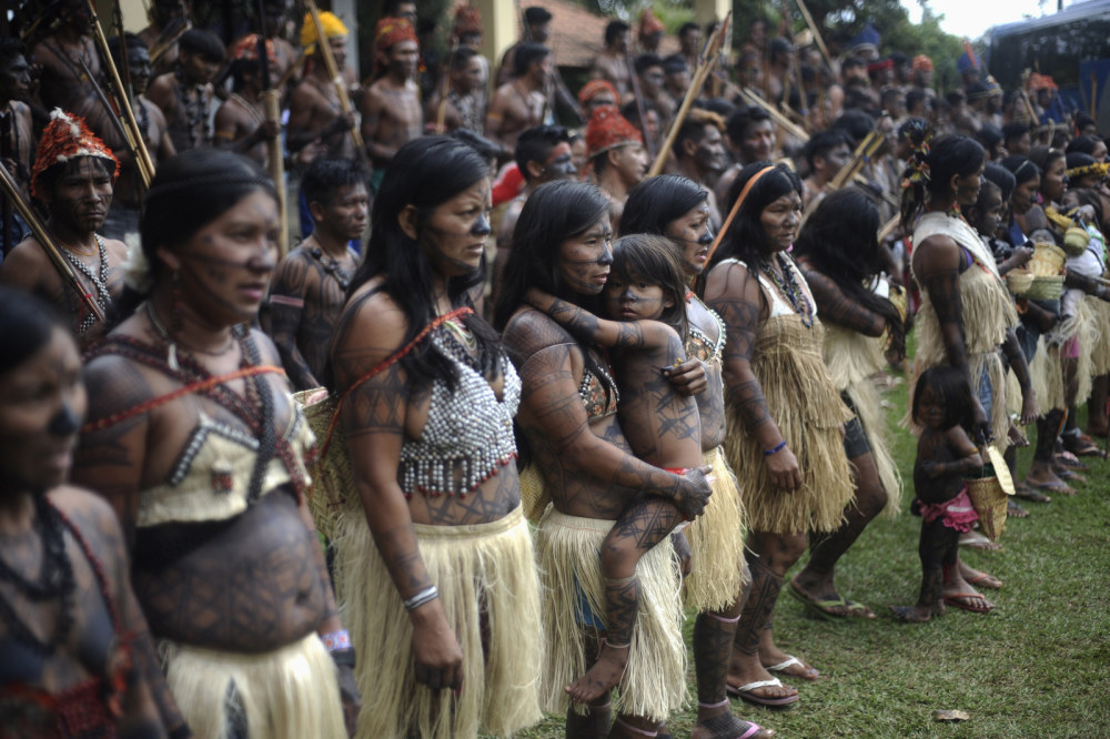 上述妇女是居住在亚马逊河流域的巴西土著人 munduruku 印第安人的一