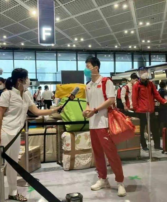 国乒队回国马龙神采飞扬精神足刘诗雯孤身一人眼皮肿胀好憔悴