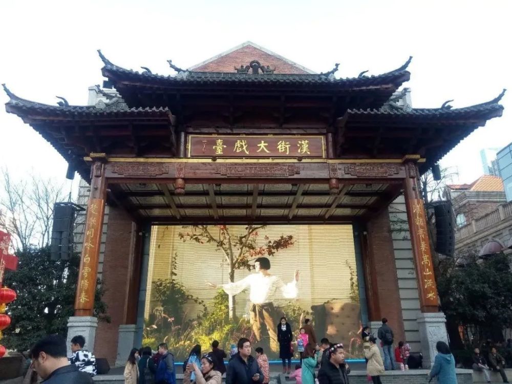 原来,汉街在建成之前,万达为汉街大戏台台柱征集对联