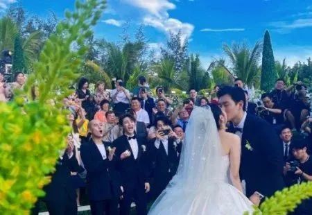 杨洋参加王彦霖婚礼,因航班延误晚上才到,这得是多大的感情呢?