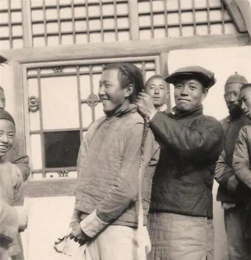 清朝男人的辫子有多脏?亲历者:吐了,不亚于一个小型垃圾场