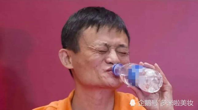 马云口渴让工作人员拿水,注意到美女递水动作后,网友