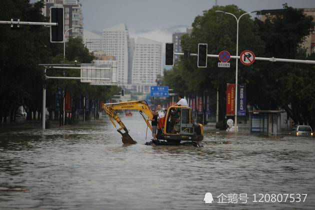 暴雨导致部分道路 无法通行  城市道路积水