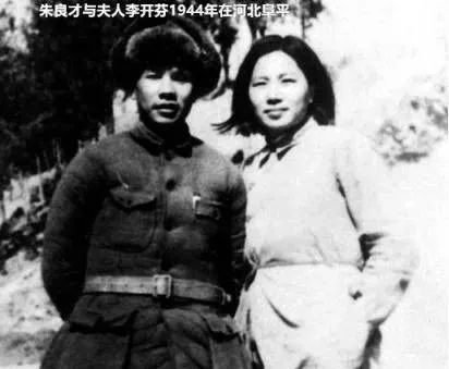 她被活埋时,红军唯一女将领救下她,后成上将夫人,副兵团级待遇