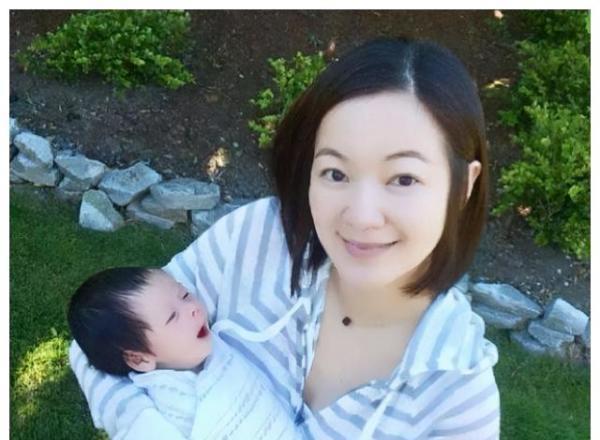 阿雅的活佛老公终于露真容了女儿都六岁了三人享受天伦时光