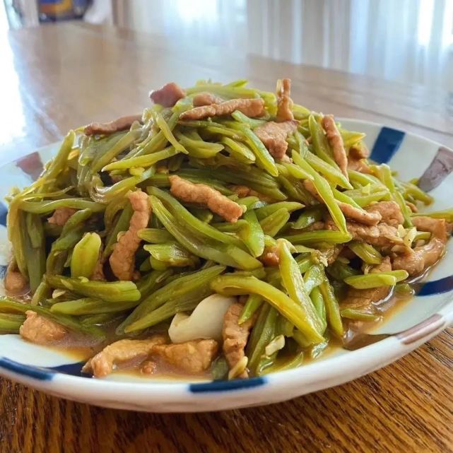 白不老比四季豆会贵一点,你回头见着,也可以买一次试试~ 肉末 炒扁豆