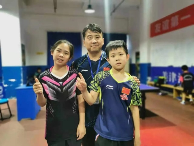他的爱人小时候也曾接受过乒乓球专业训练,后来成为国家级裁判,今年9