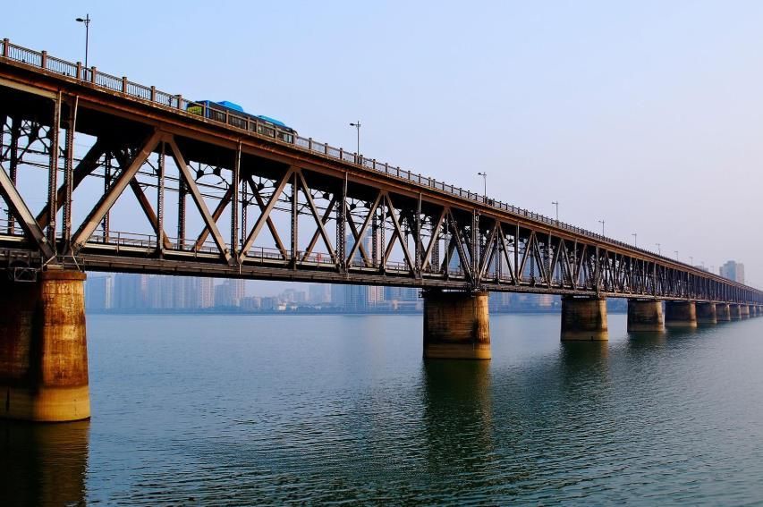 浙江这座公铁两用大桥,由桥梁专家茅以升设计,已有80多年历史了
