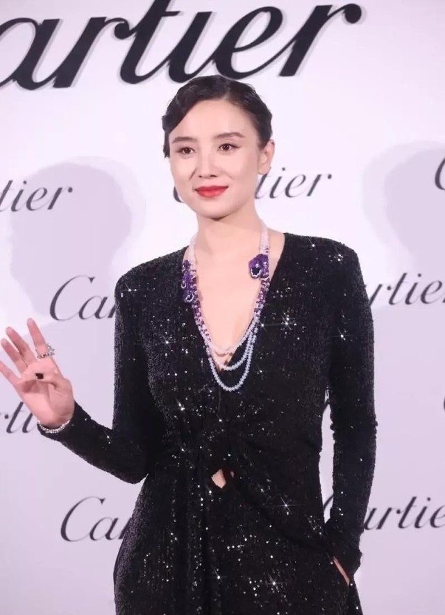 宋佳的气质真高级,亮片装配复古发型好惊艳,"贵妇范"