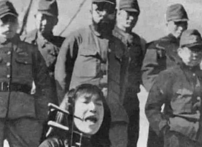 日本鬼子罕见老照片:日军搂着中国小姑娘,这眼神看了让人心痛!