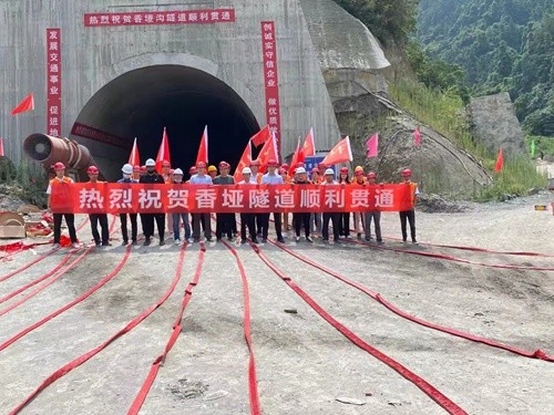 随着一声爆破巨响,我县梅花山至五台乡二级公路控制性工程香垭沟隧道