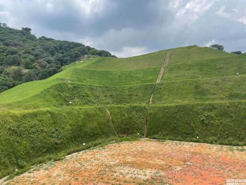 植被混凝土生态防护技术破解边坡绿化难题陡峭岩石披上