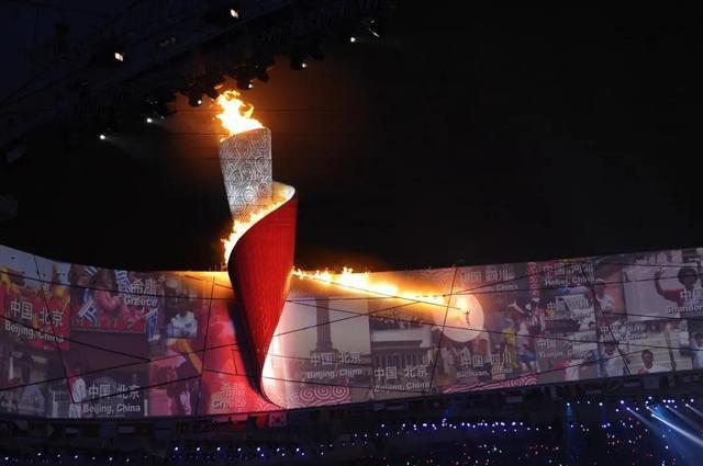 北京奥运会开幕式,李宁为什么要穿阿迪点火