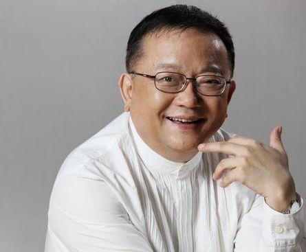 王刚:三婚娶娇妻60岁得子,因酒与他离婚的成方圆,如今怎样了?