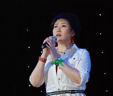 王刚:三婚娶娇妻60岁得子,因酒与他离婚的成方圆,如今怎样了?