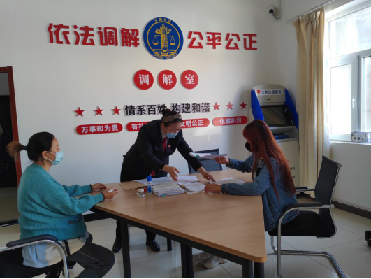 阿勒泰市人民法院司法辅助中心工作人员在调解矛盾纠纷