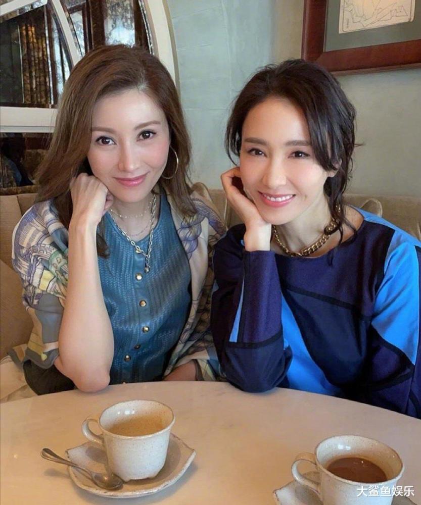 50岁黎姿穿三角高开叉泳衣上豪华游艇秀身材,大长腿抢镜比超模更有范