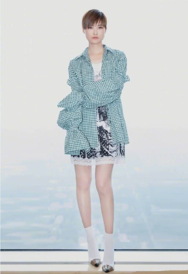 李宇春的时尚感也太强了吧,这么难驾驭的造型,也就她能驾驭