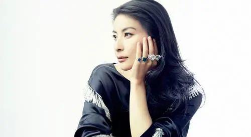 郭晶晶拿出真本领,同框贝嫂拍大片,一手4个戒指,女王