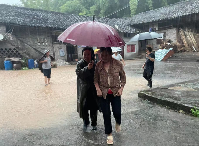 巴南区麻柳嘴镇以"雨"为令 全员一心迎战最强暴雨