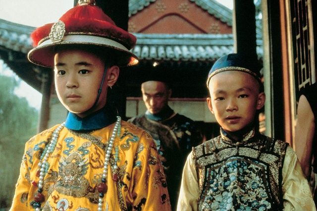 年幼的宣统皇帝有个嗜好,让乳娘很不自在,宫女们见了更是尴尬