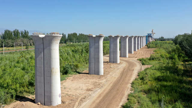 包银高铁银川绕城高速公路立交特大桥建设正酣