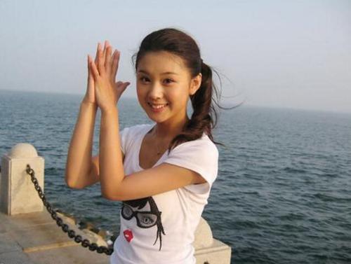 35岁李小萌重归舞台,穿公主裙登台演出,身材凹凸有致