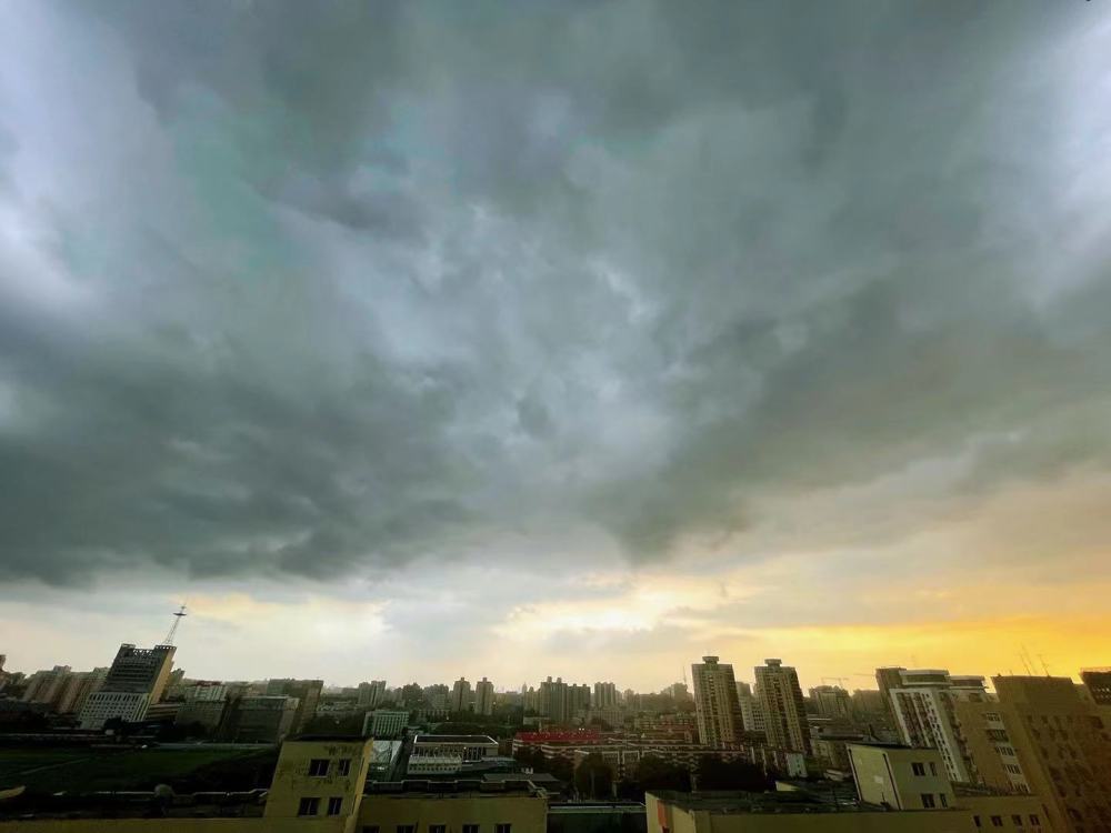 北京三预警齐发!天空乌云密布,雷阵雨即将来临