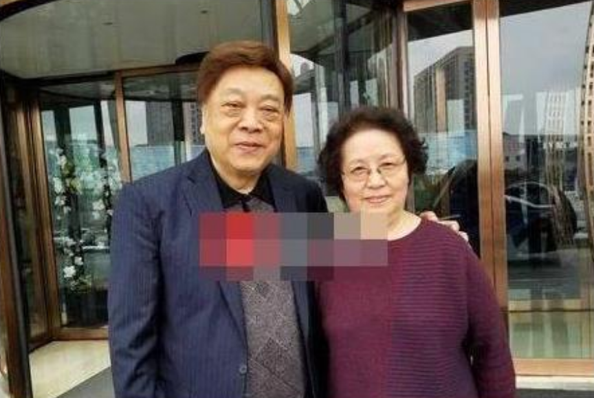 饶颖门后赵忠祥去世在葬礼上哭到昏厥的妻子如今过得怎样