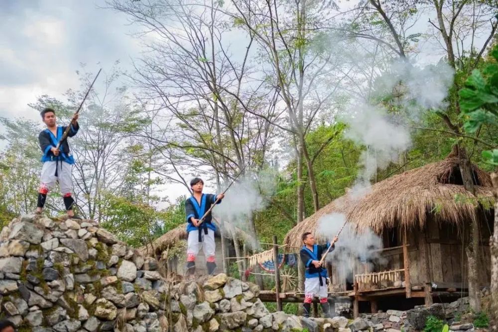 瑶山古寨位于荔波县瑶山瑶族乡拉片村,菇类村境内,是中国最后持枪部落